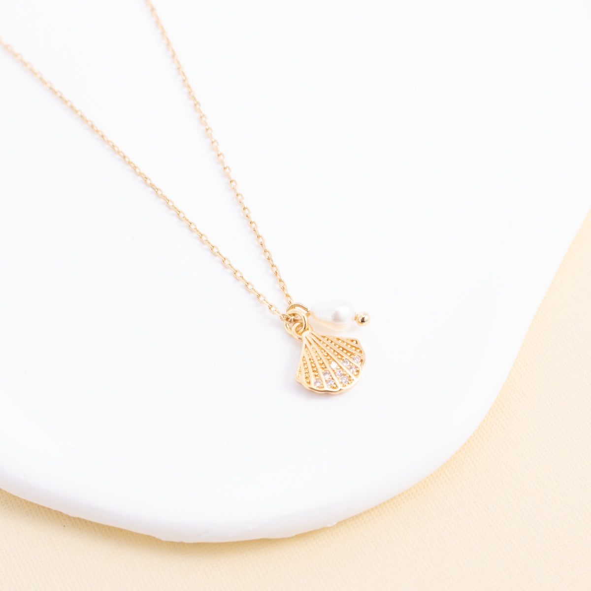 Scallop Shell Pendant Necklace with Freshwater Pearl