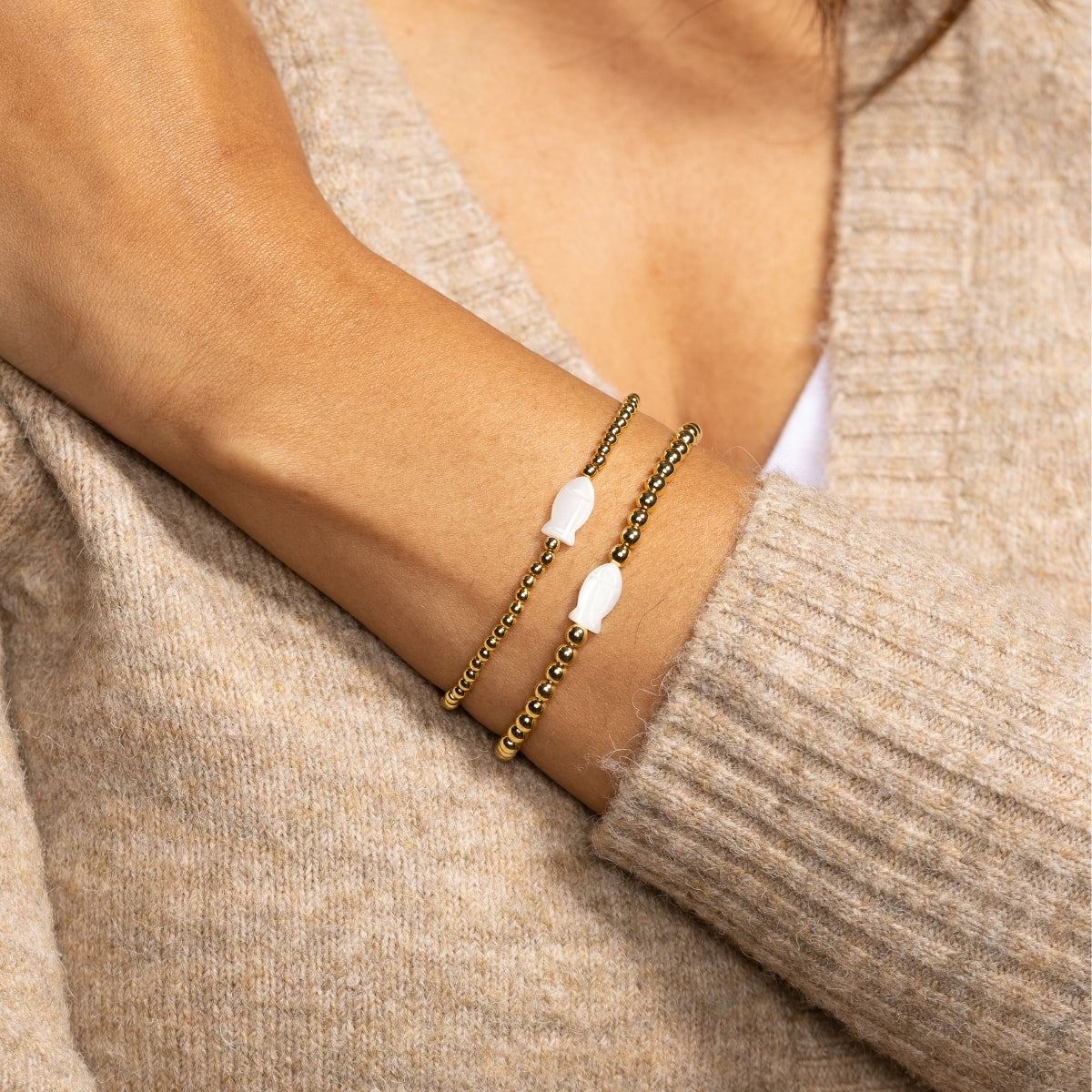 Set/12 Stretch Bracelets with Fish-Shaped Shell
