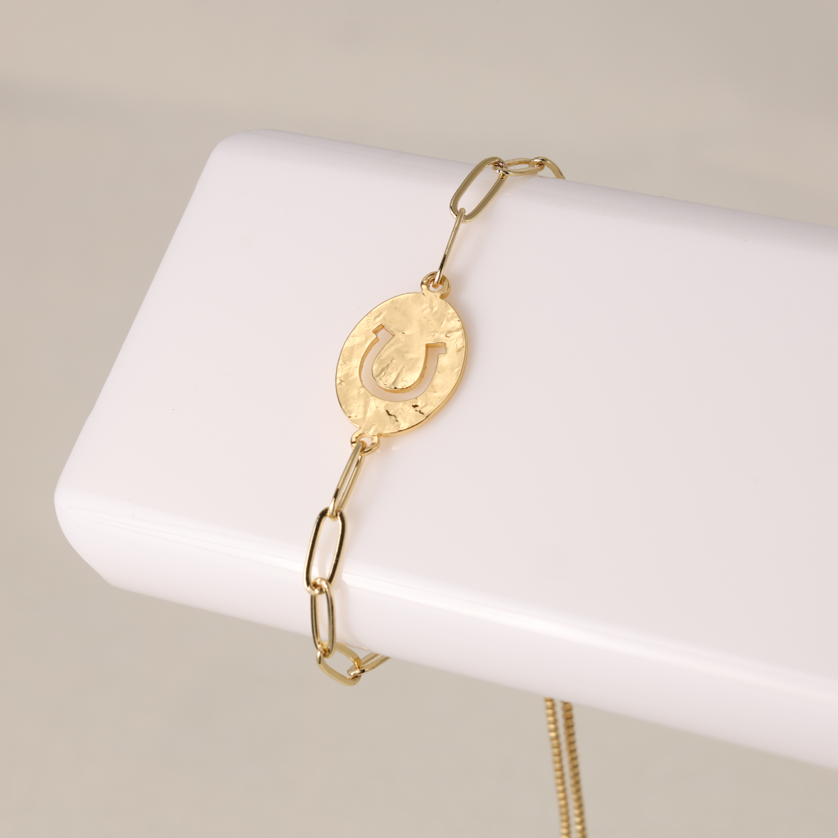 Horseshoe Gilded Cut-Out Pulley Bracelet